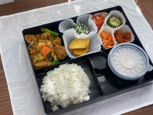 점심구독형 도시락입니다. 매일 달라지는 메뉴와 산지직송 재료들로 맛과 영양을 한번에 책임지고 있습니다.